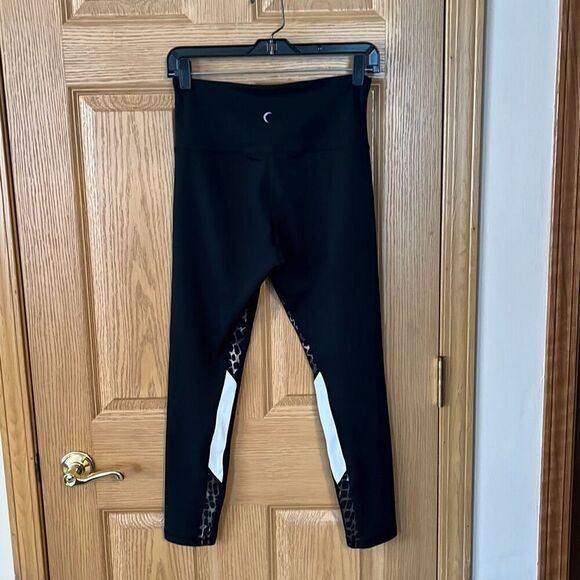 Zyia Black Leggings with Leopard Print Accent Size 6-8 - Picture 1 of 5
